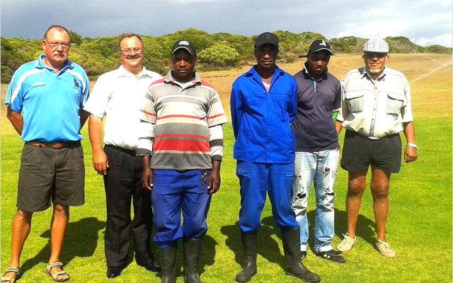 Vlnr is Bev Swart en Francois Myburgh, met die werkers Welcome, Pascale, David en Syd van der Vyfer.  Hulle is die mense wat die harde werk gedoen het.